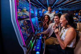 Antarmuka aplikasi mobile tunaitoto menampilkan pasar Liga 1 dan permainan live dealer